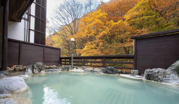 【露天風呂】大自然の懐に包まれた野趣あふれる温泉です。