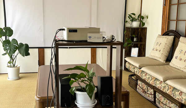 ・【リビング】リビングにはプロジェクターも完備！是非お好みの映像を大画面で