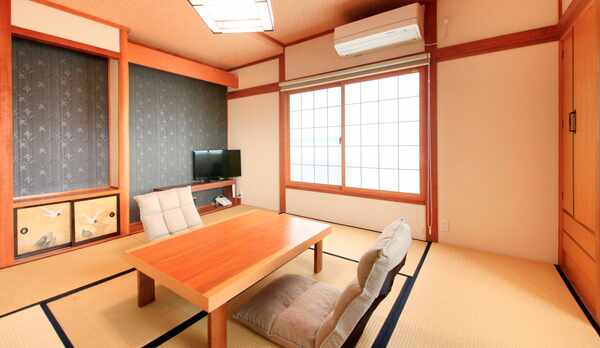 ★陽の光が差し込む明るい雰囲気の和室。洗い場付きバスと独立したトイレついています。