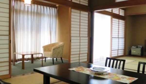 特別客室「京極」　和室１６帖＋広縁