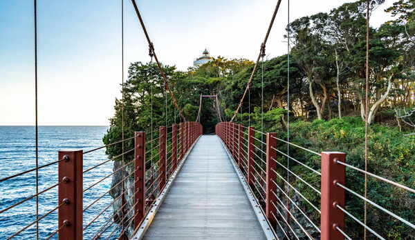 【周辺景観】門脇つり橋の先に門脇埼灯台