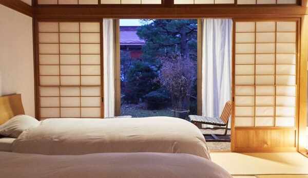 【日本庭園を眺める和室ベッドルーム】