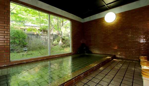内湯は赤城温泉です。24時間ご利用いただけます。