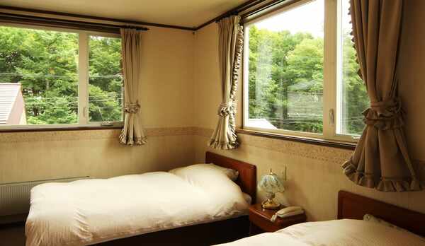 ◆洋室ツインのお部屋。緑に囲まれた高原の爽やかな朝をお迎えください。