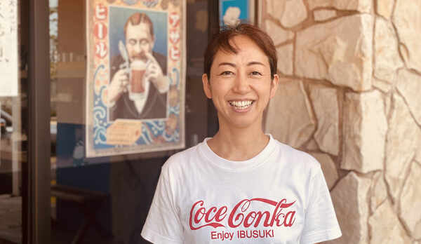 砂むし会館「砂楽」正面の、「鳥越百貨店」におります！チェックインはこちらでお待ちしております