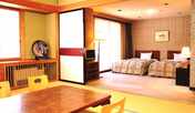 【客室】和洋室。ツインベッド＋10畳和室。三世代旅行にも。 