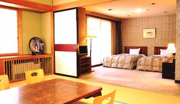 【客室】和洋室。ツインベッド＋10畳和室。三世代旅行にも。 