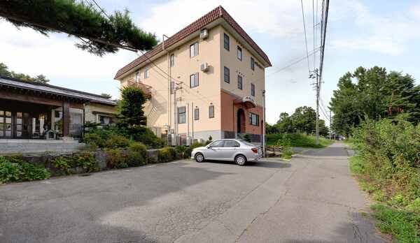 *【外観】20台駐車可能な無料駐車場もご用意しております。