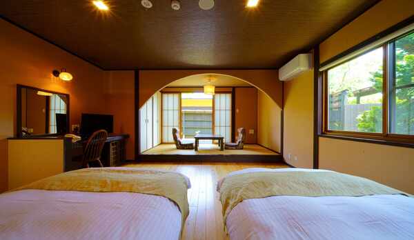 【ウッドデッキから由布岳眺望】〜内湯・露天風呂付離れ〜