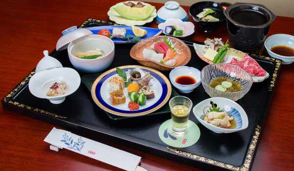 *ご夕食一例（スタンダードコース）／季節毎の味覚にこだわった、懐石膳をご用意致します