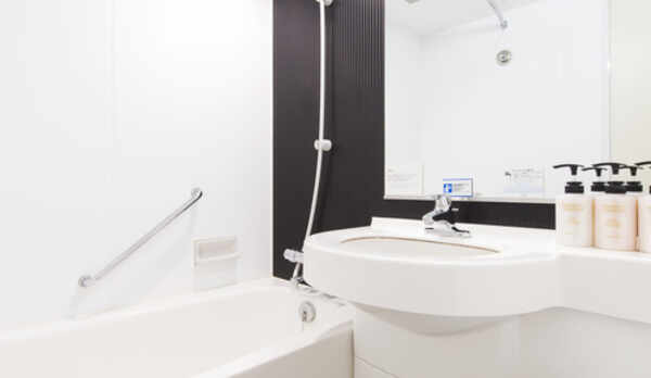 【バスルーム】深めの浴槽でゆったりとお寛ぎください