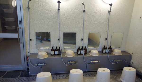 男湯洗い場　シャワー付