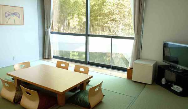 ・和室10畳 トイレと洗面台があります