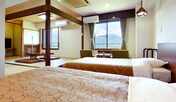 【和洋室】北アルプス側は、白馬一の眺望と称されるお部屋。お天気の良い日は雄大な景色を望めます。