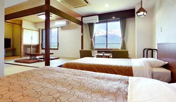 【和洋室】北アルプス側は、白馬一の眺望と称されるお部屋。お天気の良い日は雄大な景色を望めます。