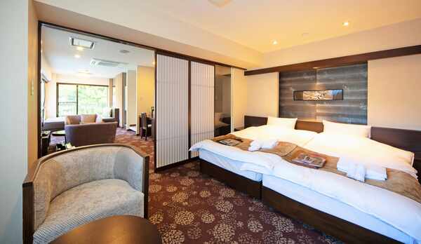 広々としたお部屋で非日常体験。源泉掛け流しの温泉が癒しをお届けします。（スペシャルスイートルーム）