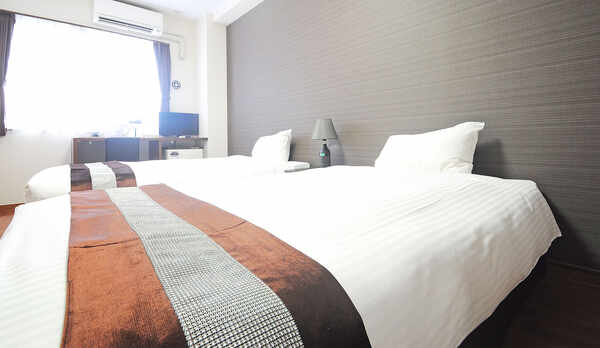 【ツインルーム】ベッドはセミダブルサイズで広々お使いいただけます。