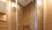 ダブルルームやシングルルームのシャワーは、お洒落なシャワーブースのお部屋もございます