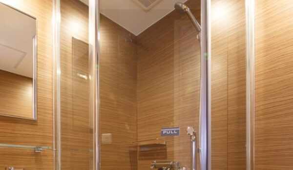 ダブルルームやシングルルームのシャワーは、お洒落なシャワーブースのお部屋もございます