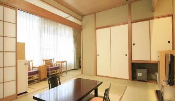 繁華街から少し奥まった場所にある当館は、周囲の喧騒からかけ離れた「隠れ家」的な滞在時間を楽しめます。