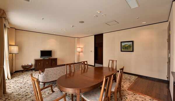 *【スイートルーム一例】広々としたリビングとベッドルームの2間（温泉ユニットバス付）