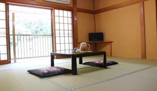 *【客室一例/和室8畳】落ち着いた畳の雰囲気の中でお休みいただけます。