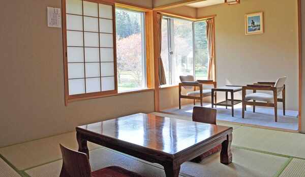 【本館和室・8畳】庭園を見ながらゆっくりくつろげるお部屋です。