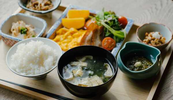 朝食〈男鹿特別栽培米あきたこまちと地元おかず〉