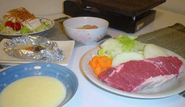 夕食の１例（大人及び小学生高学年）＊高学年用は品数・量が異なります。