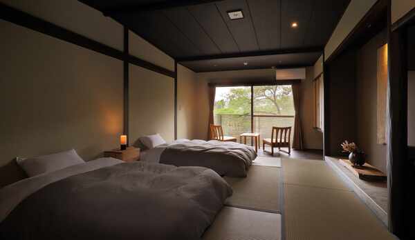 【和室10畳】モダンな低層ベッド２つと広縁がございます。全２部屋と数少ないお部屋になります