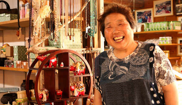 お宿に隣接している「きいこおばやのお店」本家扇屋名物女将の笑い声が聞こえてきます♪