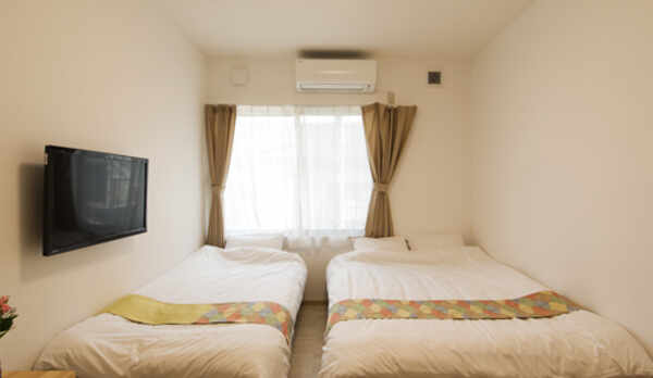 【洋室】セミダブルベッド1台＋シングルベッド1台／11平米