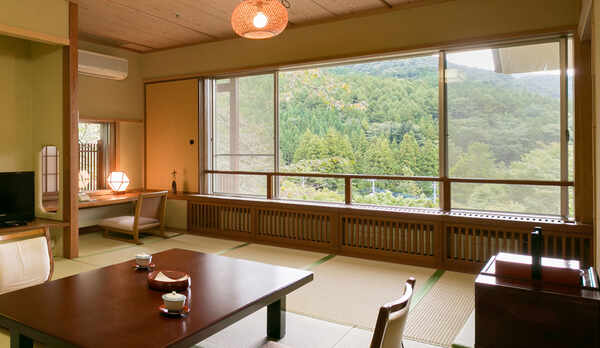 【水涌館】大きく採られた窓からは四季折々の景色と森の静寂の空気を感じる。