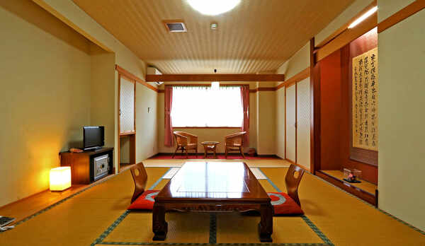 《バストイレ付》ゆったり過ごせる12畳の和室