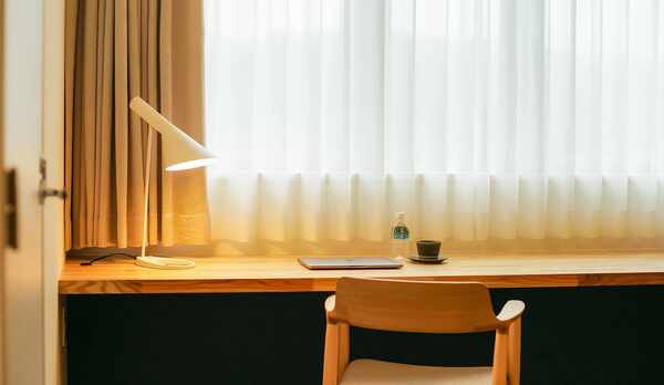 ・洗練されたデザインのマルニ木工製チェアHIROSHIMAを設置