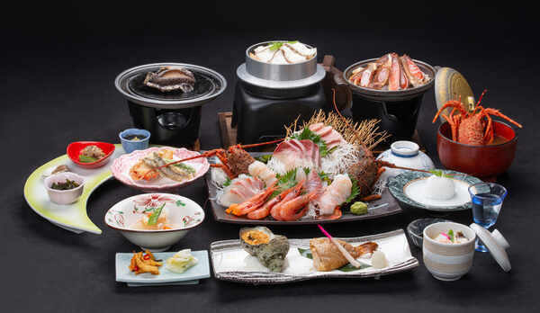 *【夕食例（澪の膳）】焜炉料理が2品。ズワイ蟹は「蒸し」、アワビは「焼き」でお召し上がりください。