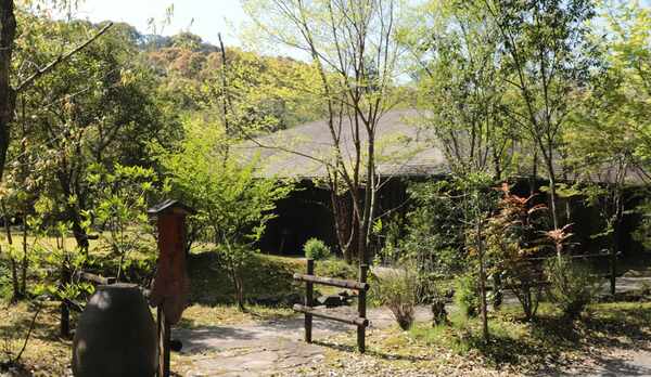 静寂に包まれ、日常では感じることのできない自然の癒しを。大人の休日を過ごす為の場所。