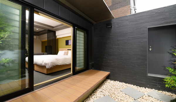 窓から庭を眺めることができます