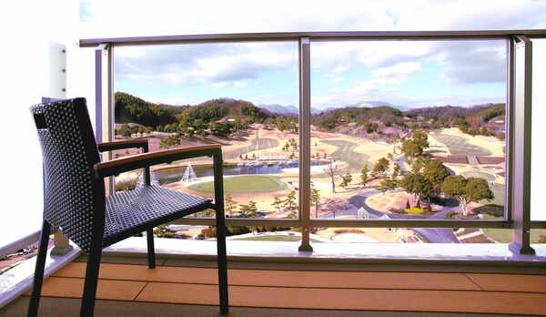 バルコニーからは緑豊かな景観を一望でき、夜はイルミネーションをお楽しみ頂けます。