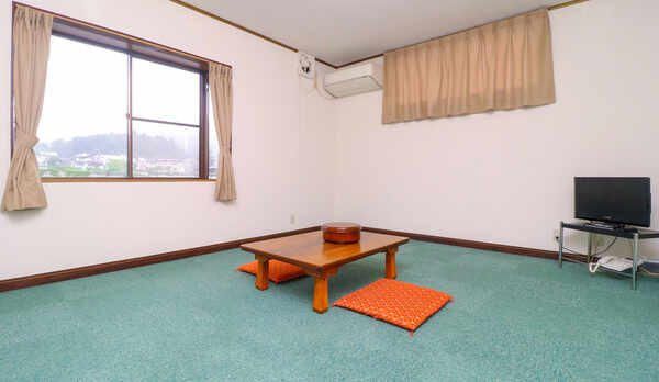 #清潔感のある絨毯部屋です。ベッドではなく、お布団を敷いてお休みください。