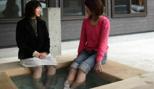 貸切源泉風呂と同じく、自家源泉（ろばた源泉）100%のかけ流しの足湯です