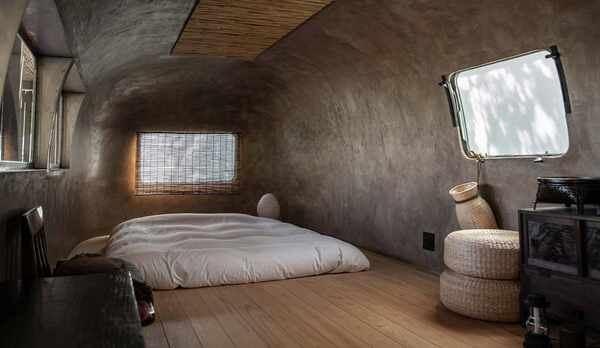 ・【客室/ベッド】檜を使った床に、竹を使った天井。和のエッセンスを取り入れた唯一無二のベッドルーム