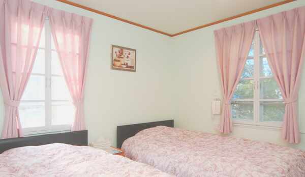 【客室】ベゴニア。セミダブルを使ったツインルーム