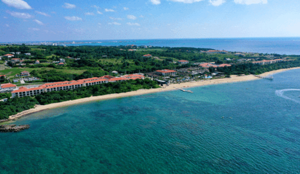 【外観】天然ビーチや鮮やかな植物。石垣島の自然に囲まれた立地。