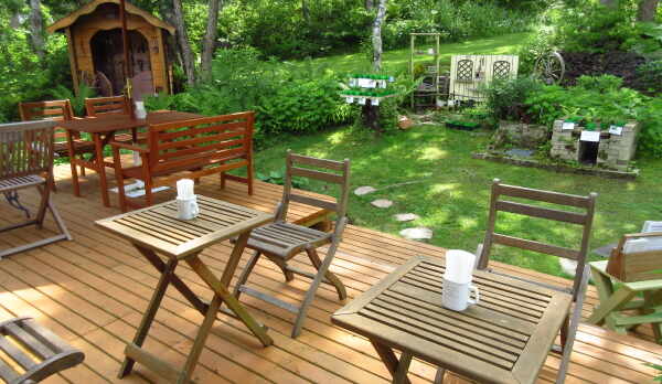 花の季節はウッドデッキでおくつろぎください