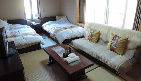 *10畳和室(ベッド)