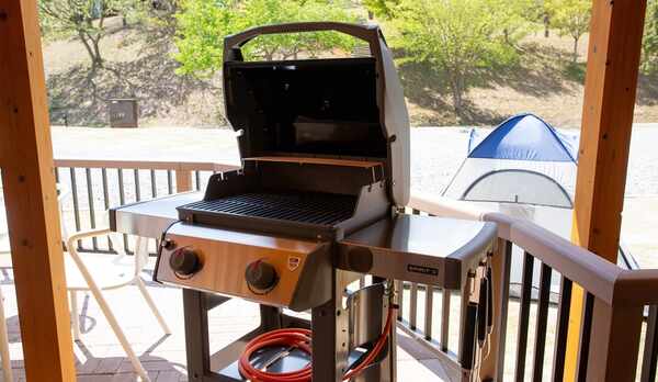 *【グランキャビン】常設のガスグリル。炭を使わないので髪や服に炭の匂いがつく心配もありません！