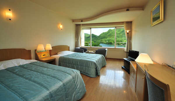 【レイクビュー・洋室】窓いっぱいに広がる風景。洋室は2名様定員となります。