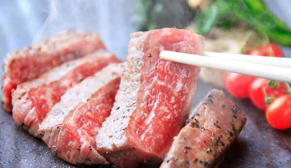 メインのステーキはお箸でお召し上がりいただけます