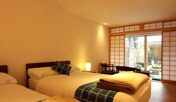 1Fのお庭に面したお部屋。和ごころとフランスのエスプリが融合した空間です